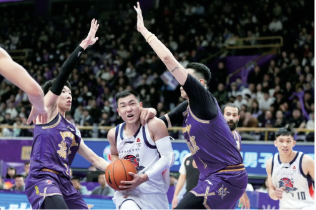 山东男篮今晚主场对山西队 不能再输了