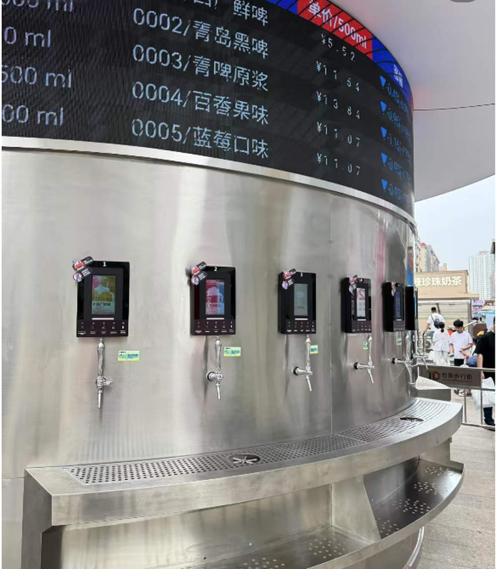 青岛街头现“青岛啤酒交易所”!人手一个杯子排队,还抬头观望着涨跌行情,网友:这谁能拒绝