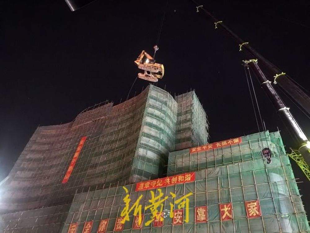 济南火车站南广场天龙大厦自上而下逐层拆除，预计明年2月底完工