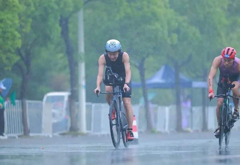冠军品质，“雨”向上者同行！奇瑞商用车全程护航国家 级铁人三项公开赛