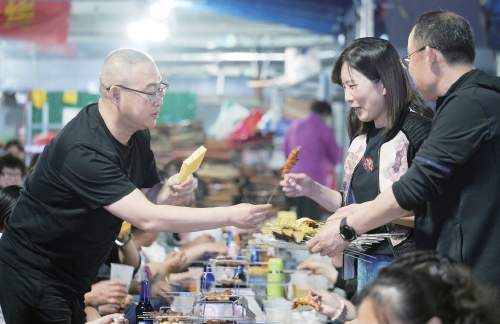 从接住“泼天”流量，到顶住长红“烤”验，再探淄博烧烤