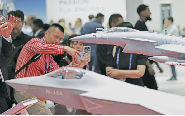 中国航空明星产品亮相巴黎航展