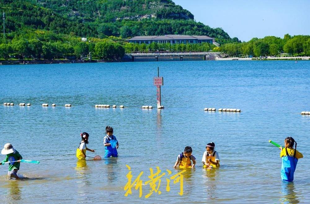 济南龙鼎滨水公园上演“泉城版海滩风情”