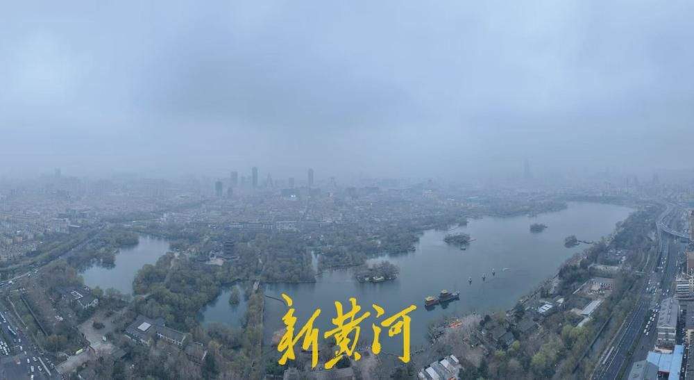 大明湖畔春雾朦胧，宛如写意山水画