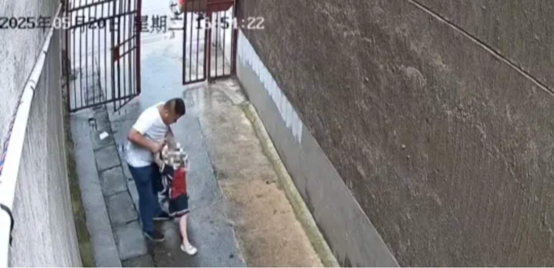 男子酒后拖拽6岁女童进巷子，警方通报