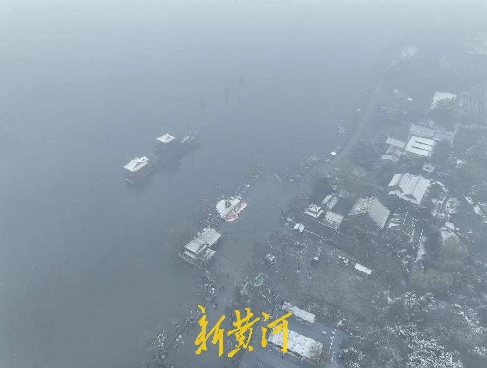 雪后春雾弥漫 济南大明湖隐入雾中如水墨