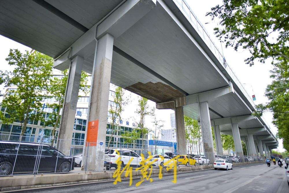 青年西路顺河高架下绿化带改为停车场