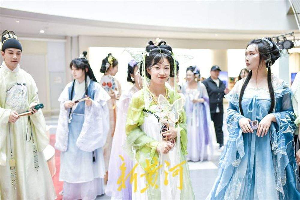 端午汉服巡游 感受国潮之美