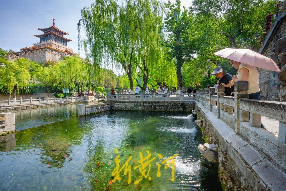 一年四季 泉在济南｜黑虎泉水位小幅回升 游人泉畔享清凉
