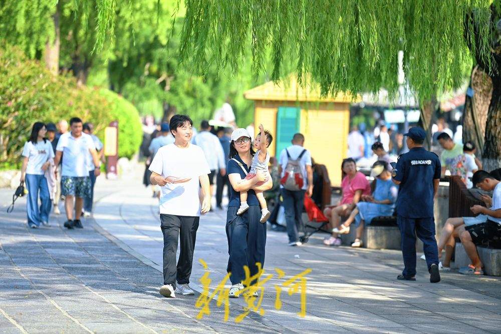 暑期落幕泉水游仍热，游客大明湖北岸品荷赏灯