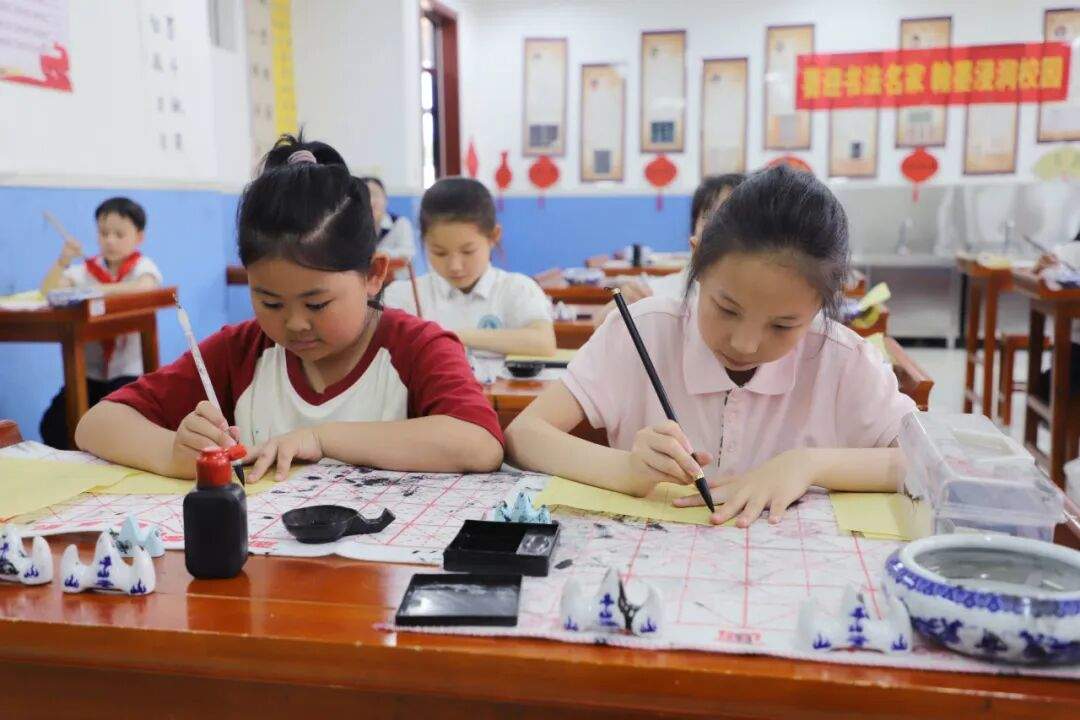 翰墨润童心 墨香伴成长——长清湖实验学校魏碑楷书名家课堂圆满举行