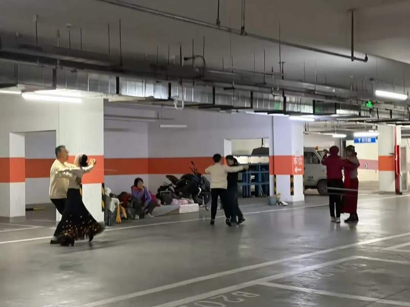 天气转冷 大爷大妈“转战”小区地下车库