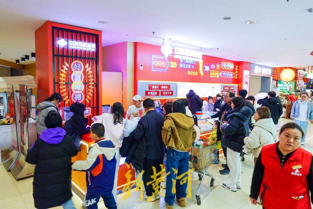 除夕济南商场人气足需求旺 年货经济带动消费热潮