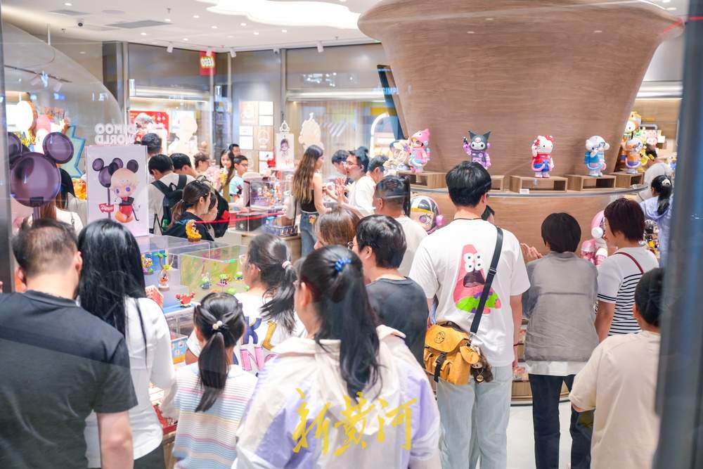 一年四季 泉在济南丨假期消费热潮开启，济南一家网红店铺前排长队 