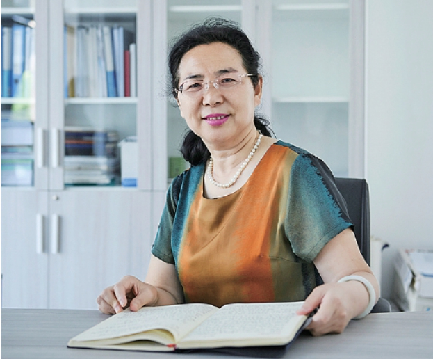 从“师者解惑”到“以文化人”——亓玉玲从教从文的逐梦人生记略