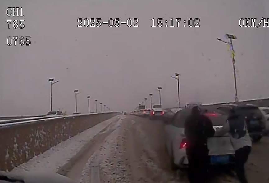 更多公交“推车侠”现身 他们是这座城最温暖的底色