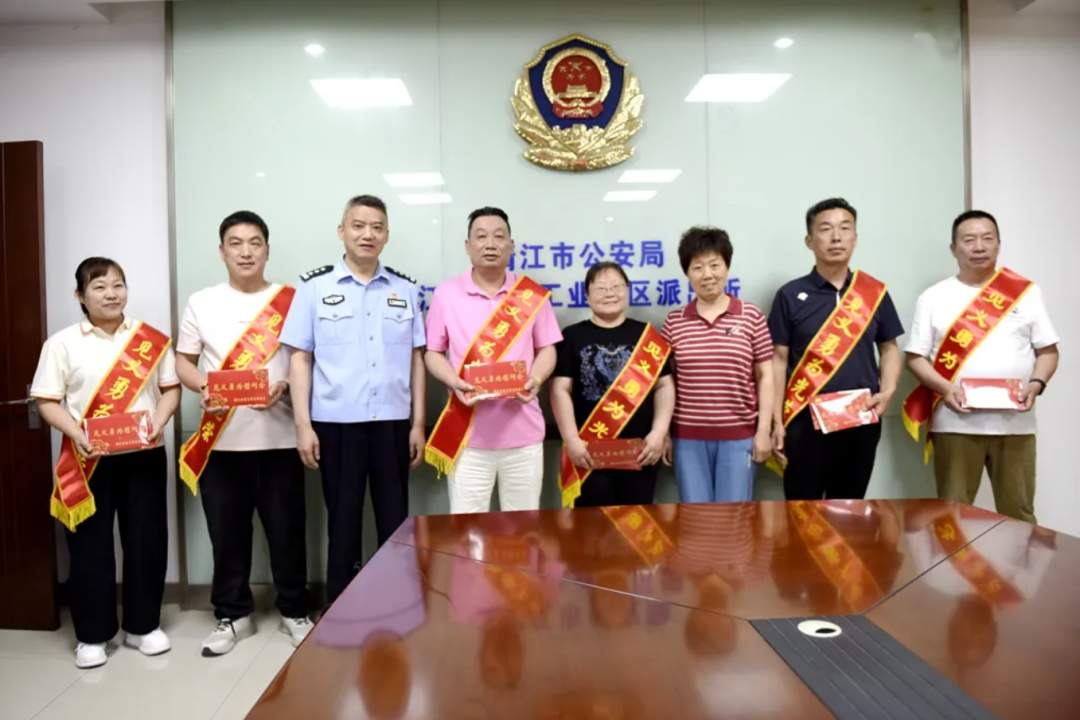 “顶车救人”女司机获赠新车，当场捐赠！