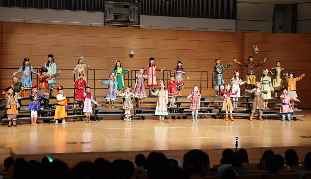 草原童声唱响青岛!呼伦贝尔五彩儿童合唱团全国公益巡演首站绽放