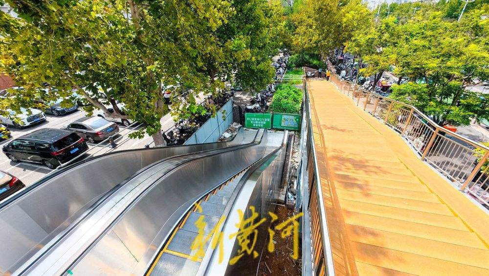 经十路过街天桥换新装 扶梯直梯已安装待启用