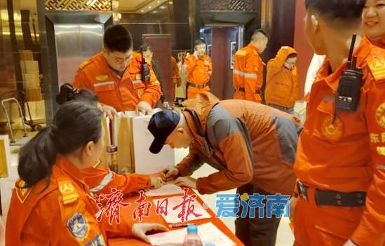 表彰救援先锋，凝聚前行力量！济南市东风应急救援公益服务中心举办2024年年会暨表彰大会