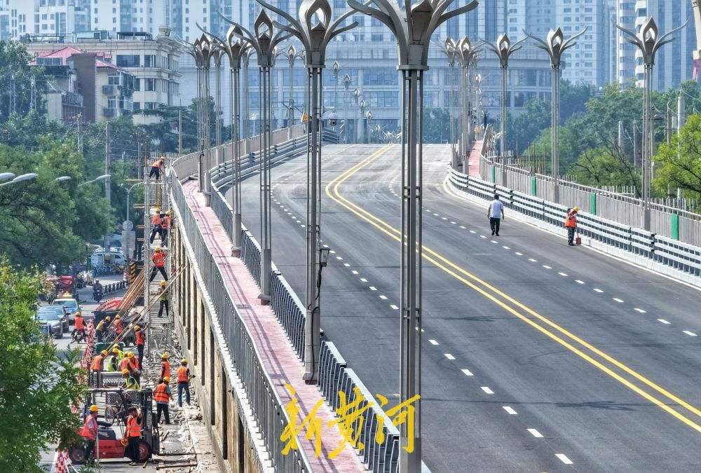 济南纬二路跨铁路天桥桥上路段改造完工