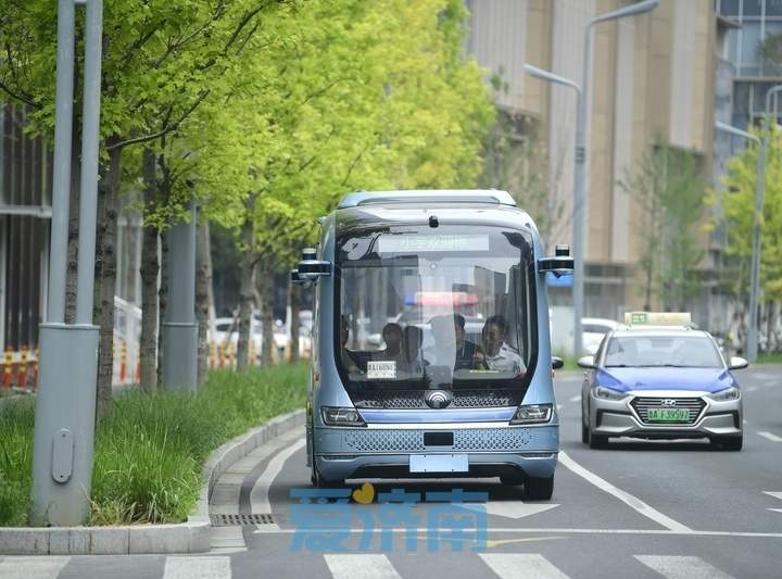 环绕“山、泉、湖、河、城”，济南自动驾驶公交车亮相中央商务区采集地图数据