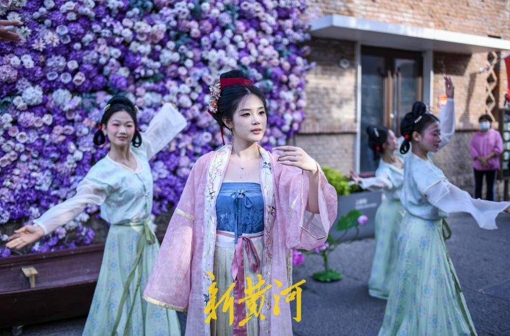 一年四季 泉在济南丨济南百年老街上新街变身“微剧场” 李清照《如梦令》街巷间上演