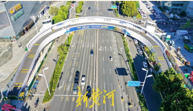 济南新建过街天桥雏形初现 “新月”造型横跨工业南路