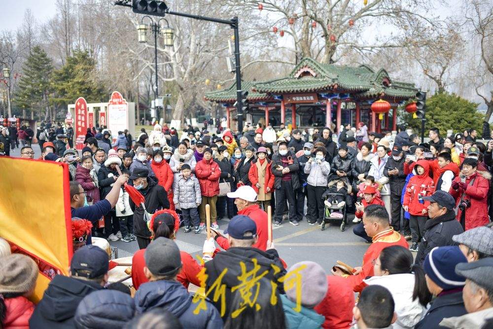 “泉”在济南过大年｜明湖市集成春节旅游新热点，周边居民敲锣打鼓献艺助兴