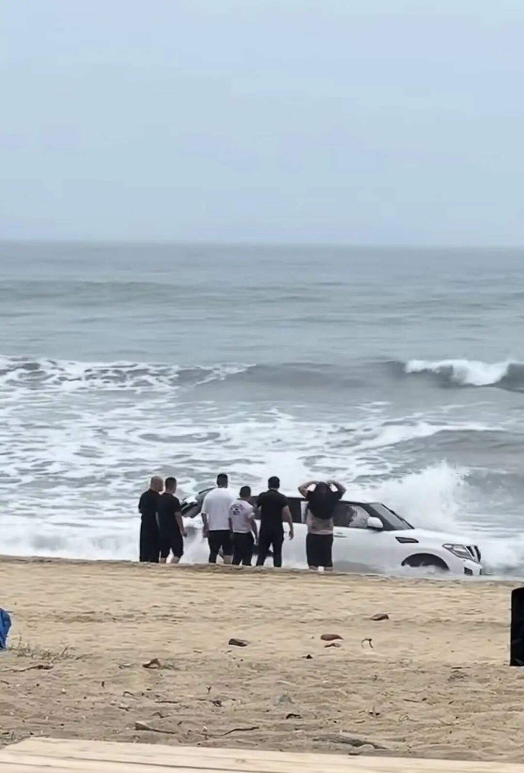 一越野车在沙滩“狂飙”,陷入沙里被海水淹没,司机紧急下车,当地回应