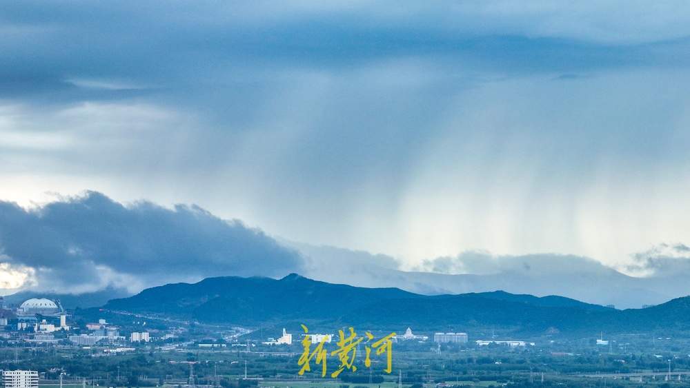雨后泉城阴云遮天，青山连绵如高原风光