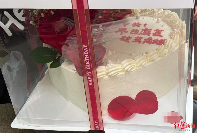 忍痛抱娃的“烧伤妈妈”在ICU过37岁生日 丈夫：愿她“破茧成蝶”