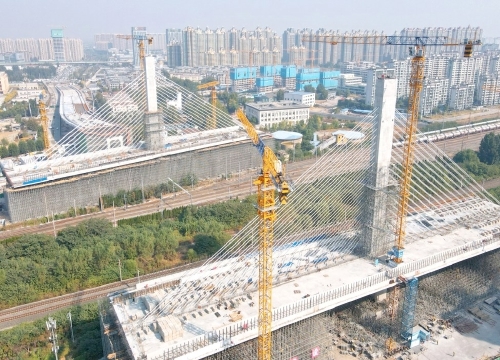 开源路跨铁路转体斜拉桥斜拉索施工完成