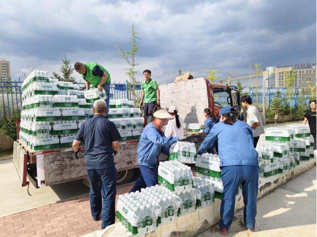 华润饮料 2.4 万瓶怡宝水“ 2 小时达”甘肃榆中助力抗洪救灾