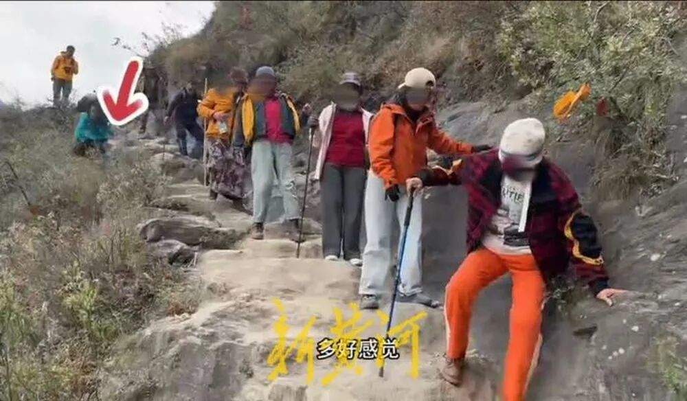 云南虎跳峡一徒步者踩空从15米山崖坠落，景区：伤者受轻伤，已自行离开