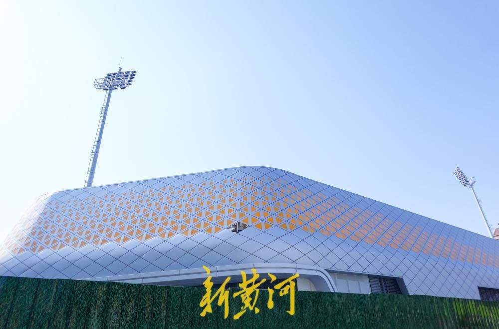 济南槐苑体育文化公园新建运动场 看台座椅安装到位