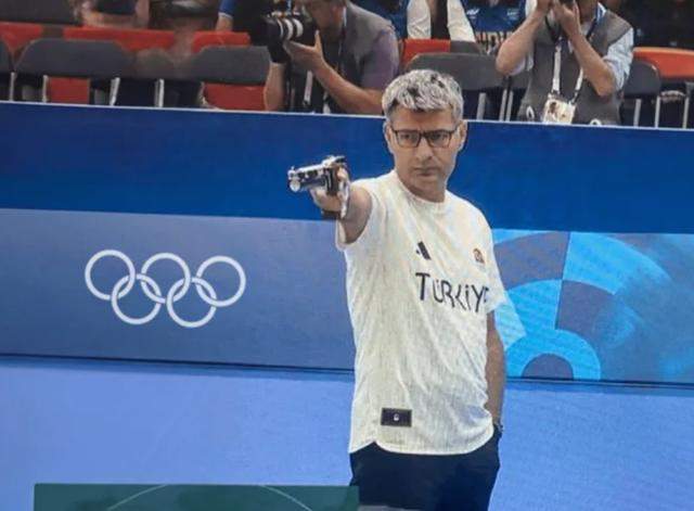 顶级松弛 土耳其射击比赛大叔携女儿接受采访