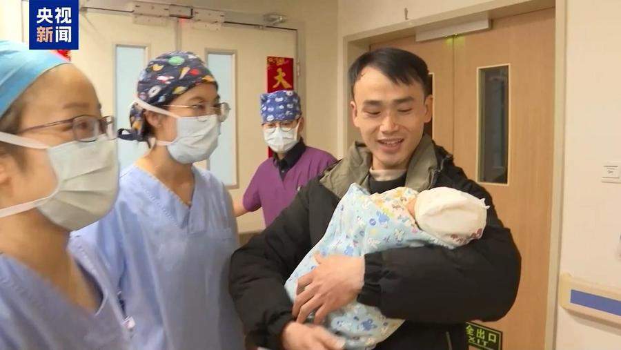 1.7公斤病重女婴急救途中遇堵车,司机齐刷刷45°角转向让出生命通道