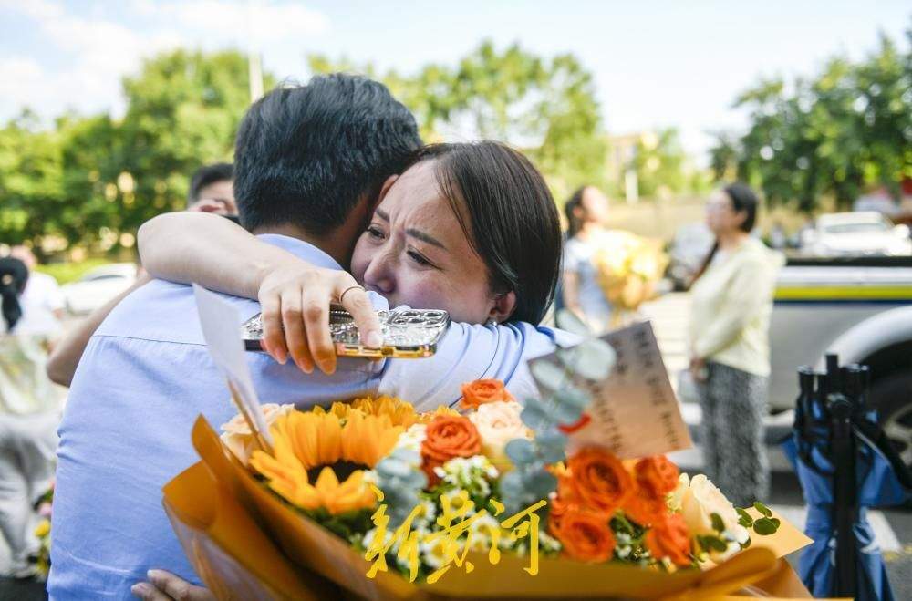 高考首批完成“闯关”考生笑着冲出考场 家长鲜花拥抱暖人心