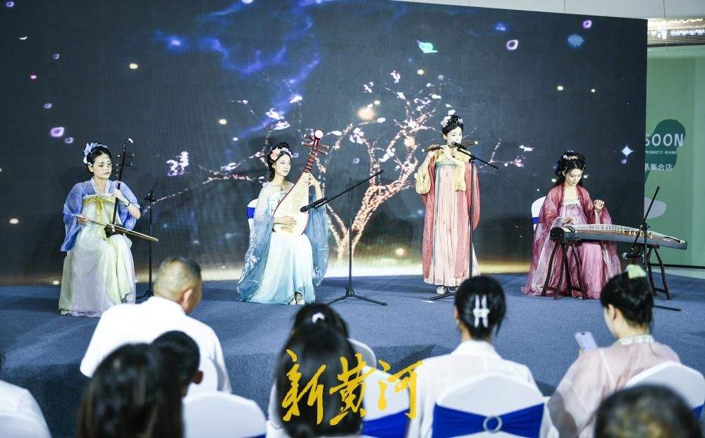 济南：端午佳节上演宋风演绎 汉服少女奏响国风古韵