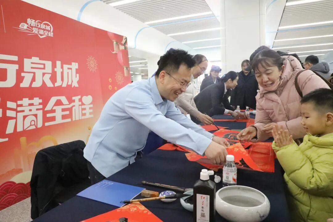 马踏祥云接春风 济南地铁站里年味浓