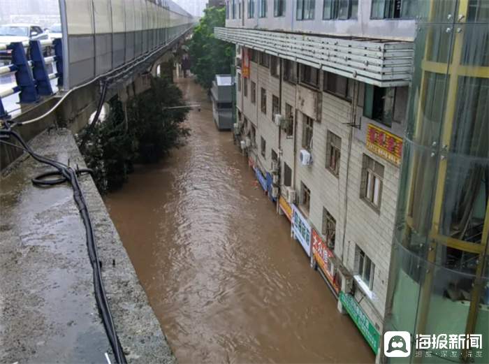 四川多地暴雨导致山洪灾害高发，达州洪峰过境，多处塌方