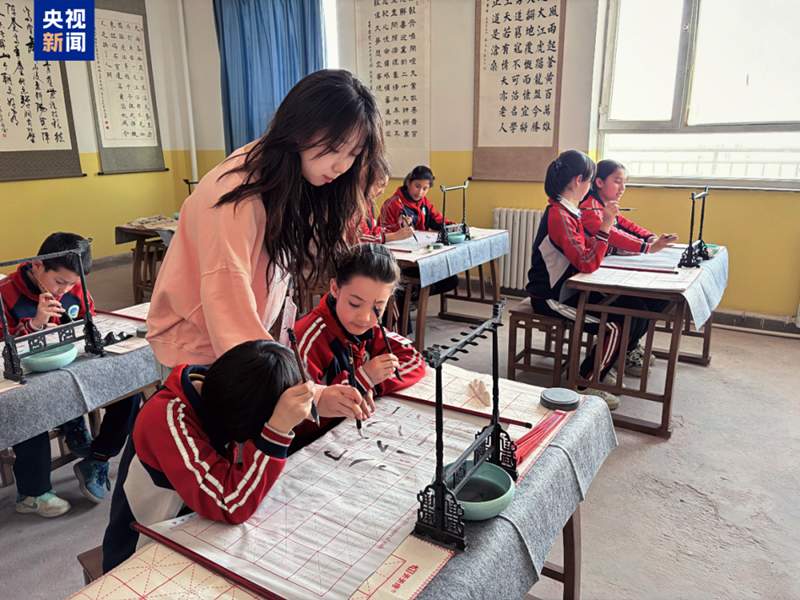 新疆女孩在天津偶遇了一个人 瞬间哭红双眼