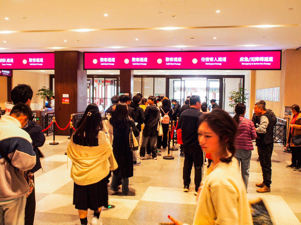 明水古城幽雅安静，游客沉醉于水城一色的美景之中