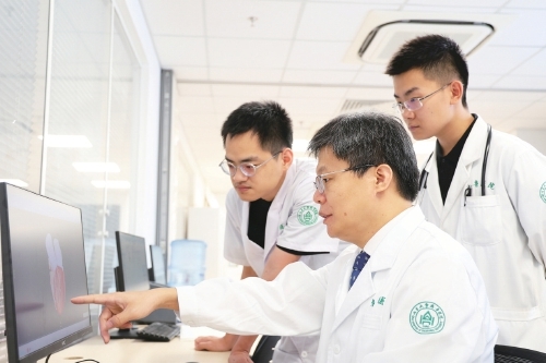 托起区域生命防线，引领专业攀峰向上 走近山东医疗战线上的排头兵
