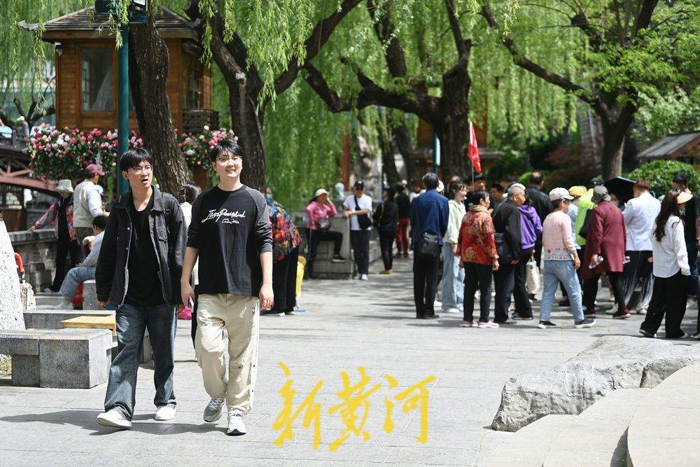 “初夏感”满满，市民护城河畔漫步享清凉