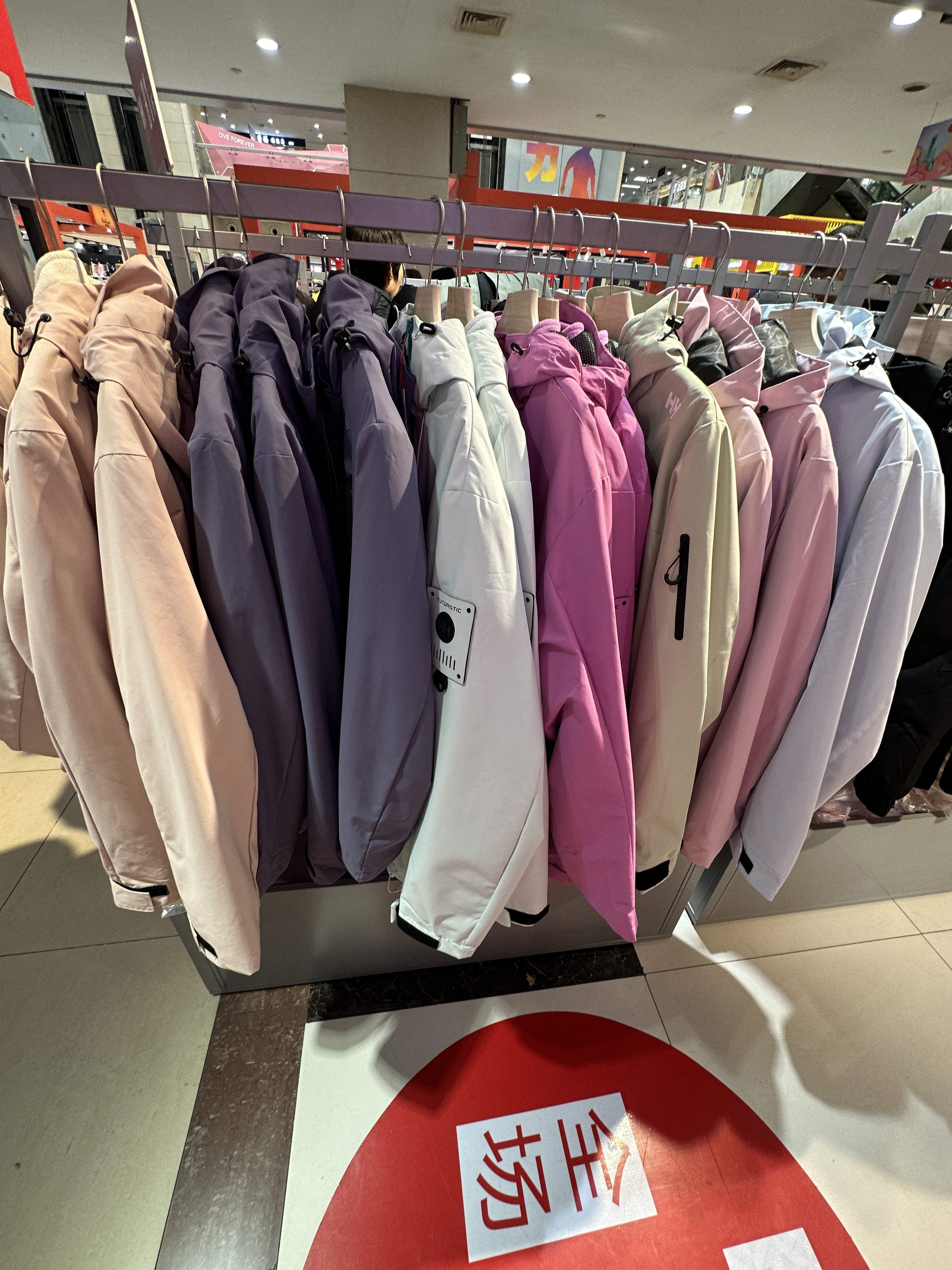 新国标实施一年多,仍有不少“假冲锋衣” 怎么识别?