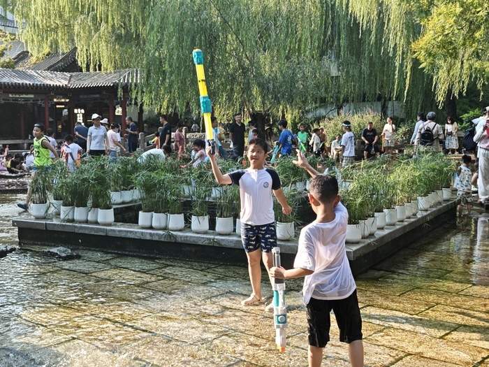 39℃高温抵挡不住的热情，五龙潭18℃清凉“爆改”高温剧本，从孩子戏水玩到老人下棋