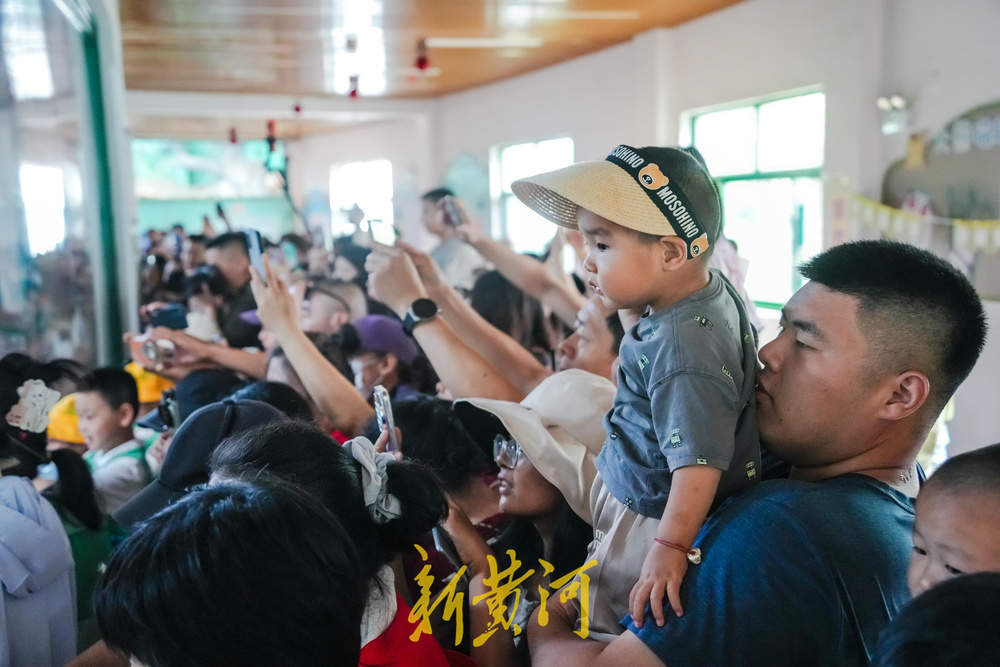 大熊猫“华奥”庆生现场超有范儿！竹子蛋糕、荷花宴引游人粉丝围观