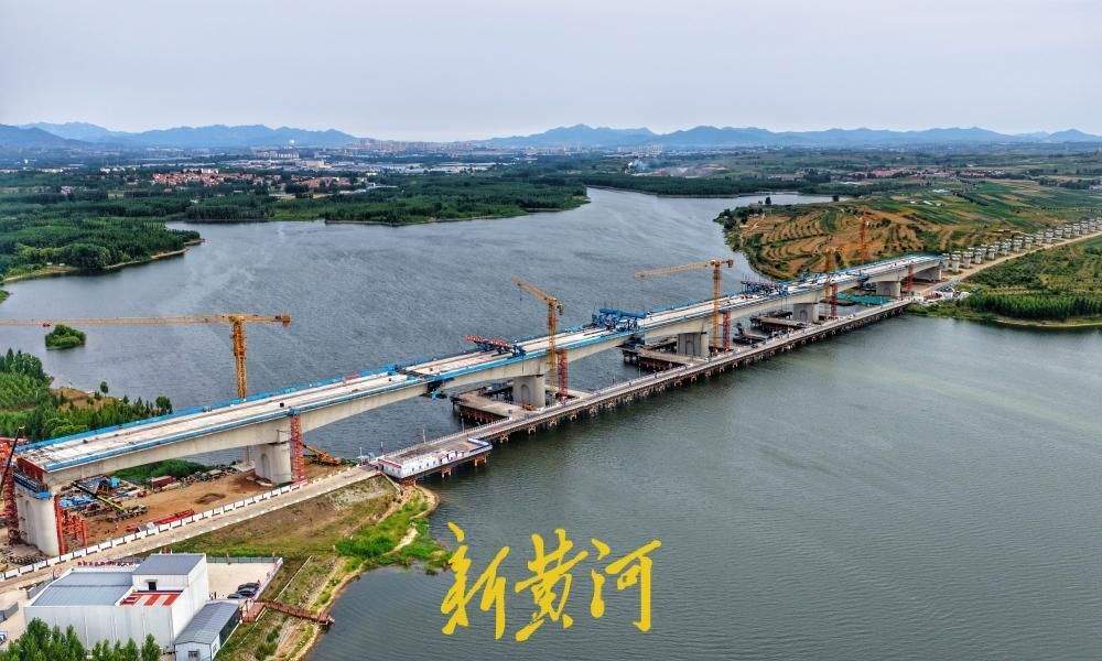 潍宿高铁至青岛连接线跨墙夼水库十万吨级特大桥成功合龙